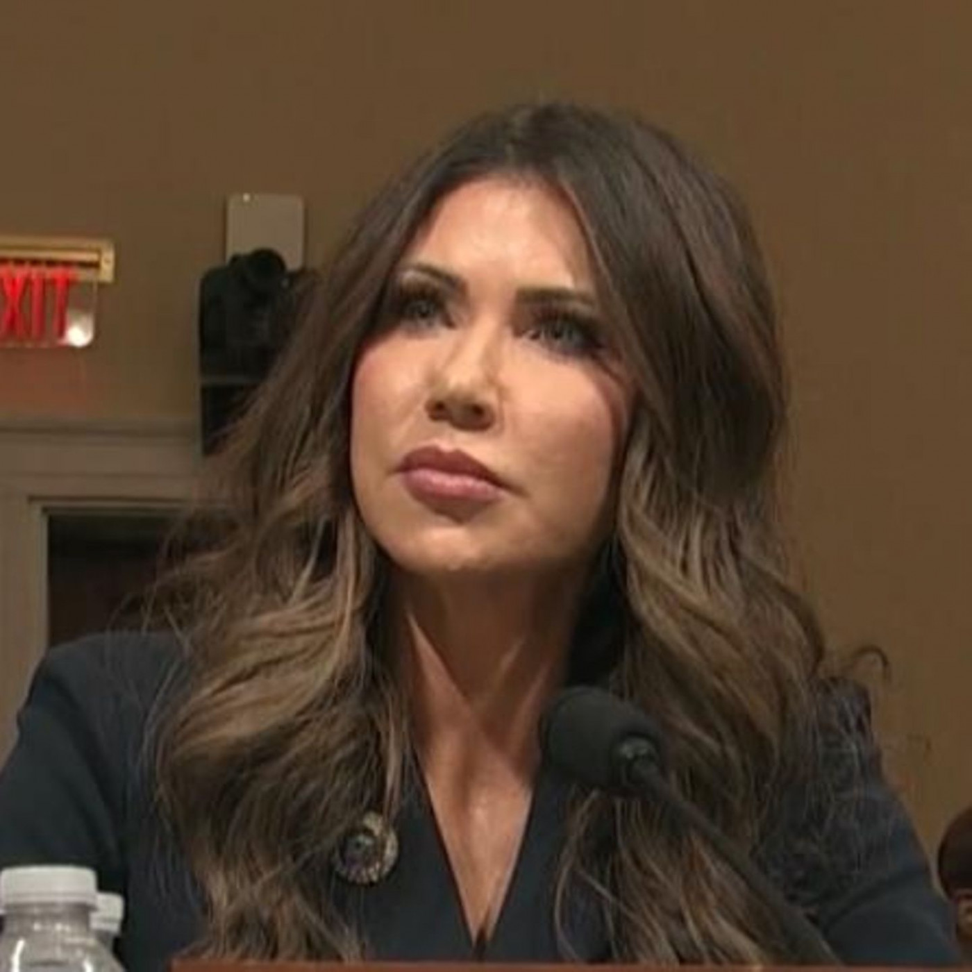 Abschiebung von US-Veteranen? Trumps Heimatschutzministerin wird live entlarvt