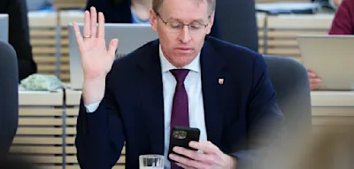 CDU-MP G&uuml;nther und Gr&uuml;nen-Chefin-Brantner offen f&uuml;r Social-Media-Verbot f&uuml;r Jugendliche