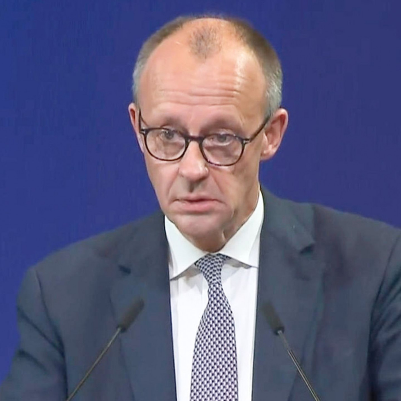 Sichtlich ergriffener Merz ringt mit den Tr&auml;nen