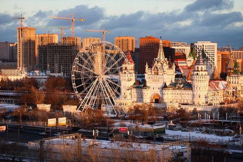 Krieg oder Frieden? In Moskau backt man lieber Pfannkuchen