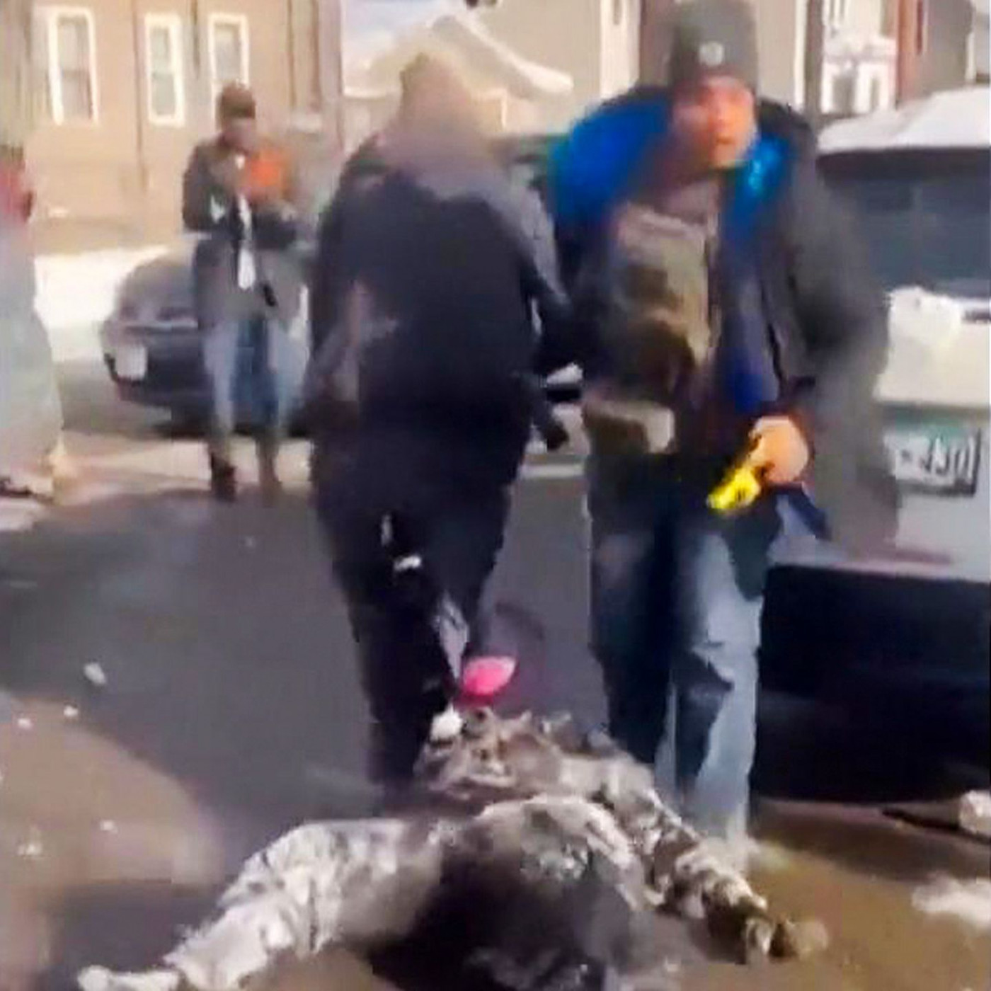 "Sie ist schwanger!": ICE-Agenten schleifen Frau &uuml;ber Stra&szlig;e