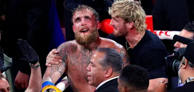 Der stolze Verlierer landet mit doppeltem Kieferbruch im Krankenhaus