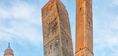 Wo die T&uuml;rme noch schiefer sind als in Pisa