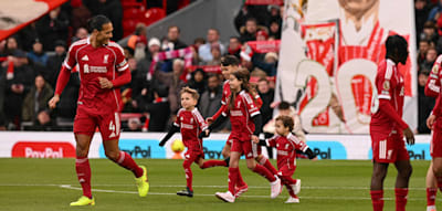 Emotionale Szenen &ndash; S&ouml;hne von Diogo Jota (&dagger;28) als Einlaufkinder