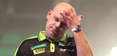 In knapp 33 Minuten wird van Gerwen im Legenden-Duell abserviert