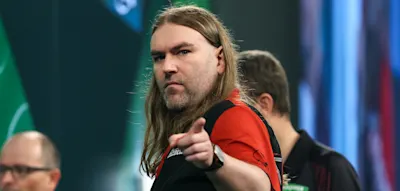 Ryan Searle siegt und dirigiert die Schm&auml;hges&auml;nge gegen Keir Starmer