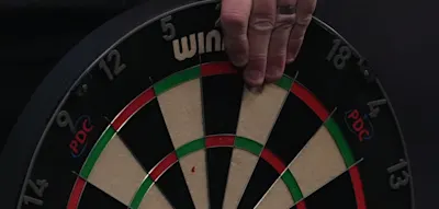 Mitten im WM-Finale klebt pl&ouml;tzlich Blut am Dartboard