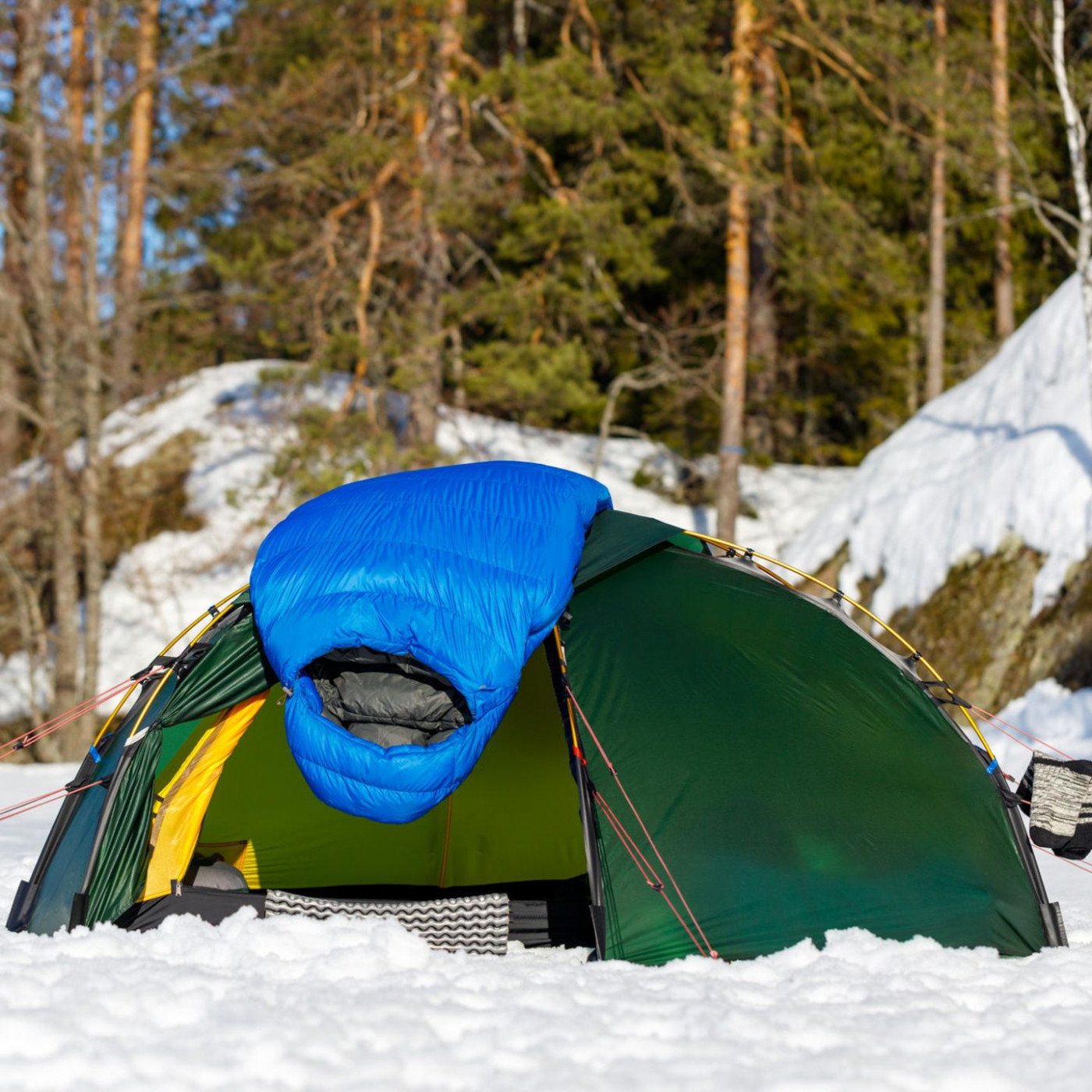 Daune vs. Kunstfaser: Was ein Schlafsack im Winter k&ouml;nnen muss