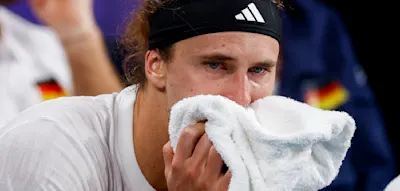 Nach dem Break zertr&uuml;mmert Zverev v&ouml;llig frustriert seinen Schl&auml;ger