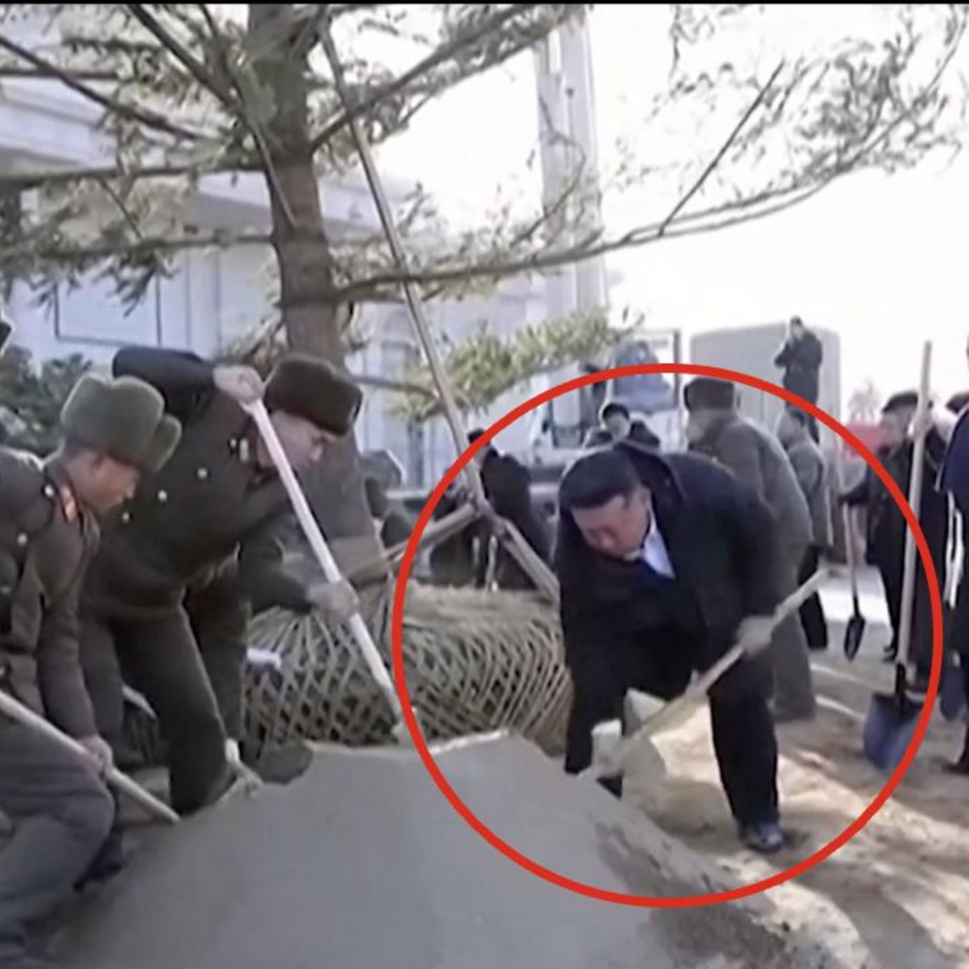 Kim Jong-un zeigt dubiose Propaganda-Show vor Ehrenmal f&uuml;r Ukraine-Gefallene