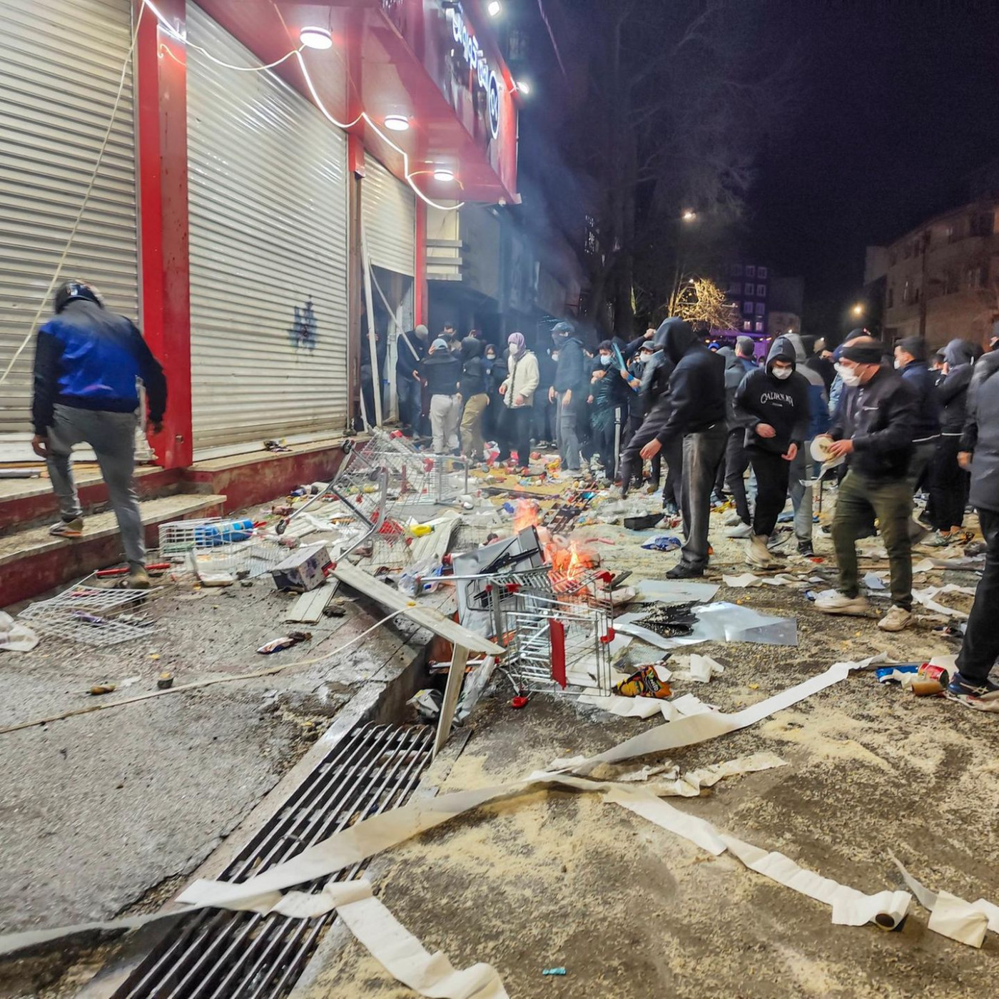 Proteste im Iran spitzen sich zu &ndash; Massen auf Stra&szlig;en, Regime sperrt Internet