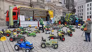 Bauern protestieren mit Autobahn-Blockaden und Modell-Traktoren gegen Handelsabkommen