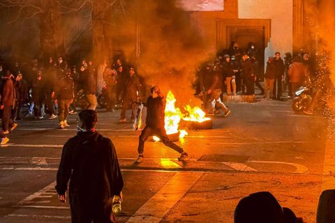 Video zeigt dutzende Leichen vor Leichenhalle &ndash; Trump erw&auml;gt Milit&auml;rschl&auml;ge