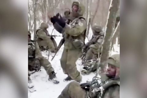 Afrikanische S&ouml;ldner tanzen im Schnee vor Ukraine-Einsatz