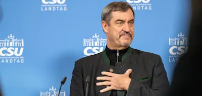 S&ouml;der dr&auml;ngt auf Hymnenpflicht in der Schule und Neuordnung der Bundesl&auml;nder