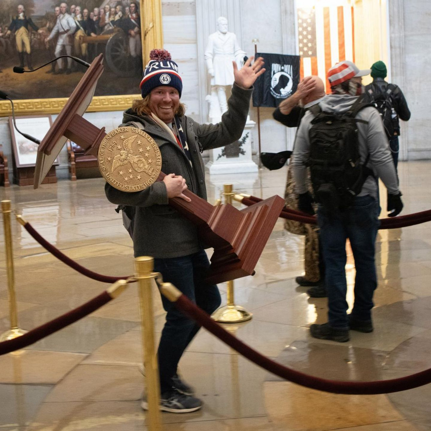 Er klaute Pelosis Pult: Kapitolst&uuml;rmer geht in die Politik
