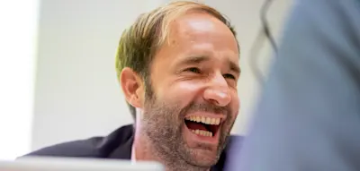 K&uuml;nstler verschickt gef&auml;lschte AfD-Briefe &ndash; und wird vor Gericht freigesprochen