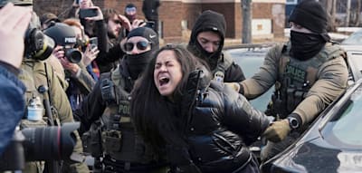 &bdquo;Maskierte Beamte zerrten mich aus meinem Auto und fesselten mich wie ein Tier&ldquo;