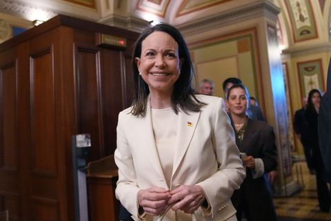 Machado &uuml;berreicht Trump ihre Nobelpreis-Medaille &ndash; chaotische Szenen bei Auftritt