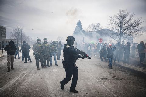 Paar wirft ICE-Agenten Tr&auml;nengas-Einsatz gegen Familienauto vor