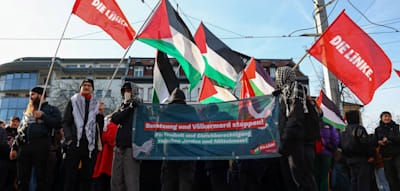 Linke Gruppen demonstrieren gegeneinander &ndash; MDR-Fernsehteam angegriffen