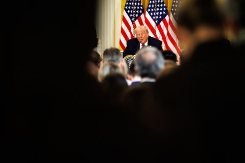 Warum h&auml;lt Trump niemand auf?