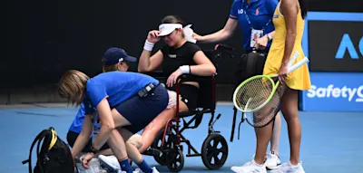 &bdquo;Extrem schmerzhaft&ldquo; &ndash; Tennisprofi muss im Rollstuhl den Platz verlassen