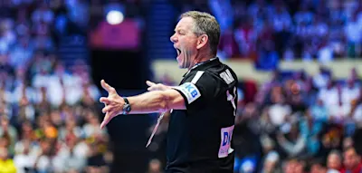 Mit einem Grinsen im Gesicht schie&szlig;t Gislason gegen Hanning zur&uuml;ck