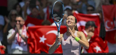 Ein Meer aus roten Halbmondflaggen &ndash;  Qualifikantin verz&uuml;ckt die t&uuml;rkischen Tennisfans