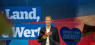 Drau&szlig;en Regenbogenflaggen, drinnen &bdquo;Alice f&uuml;r Deutschland&ldquo;-Rufe