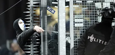 Randale mit Eisenstangen &ndash; Polizei schmei&szlig;t 1200 Fans raus