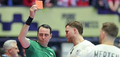 &bdquo;Maximal eine Zwei-Minuten-Strafe&ldquo; &ndash; G&iacute;slason schimpft &uuml;ber Rote Karte f&uuml;r seinen Kapit&auml;n