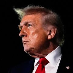 Riesiger Trump auf Skipiste &ndash; Aktivisten projizieren provokante Karikatur