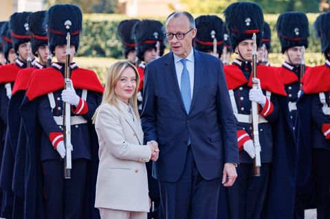 Der Kanzler und die Postfaschistin