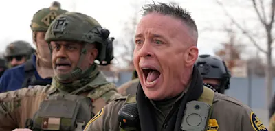 &bdquo;Wenn sich jemand bewusst entscheidet, ...&ldquo; &ndash;&nbsp;Trumps oberster Grenzsch&uuml;tzer gibt Opfer die Schuld