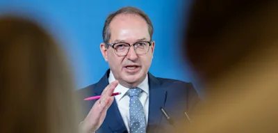 &bdquo;Ich will, dass er ein echter Geheimdienst wird&ldquo;, sagt Dobrindt &uuml;ber den Verfassungsschutz