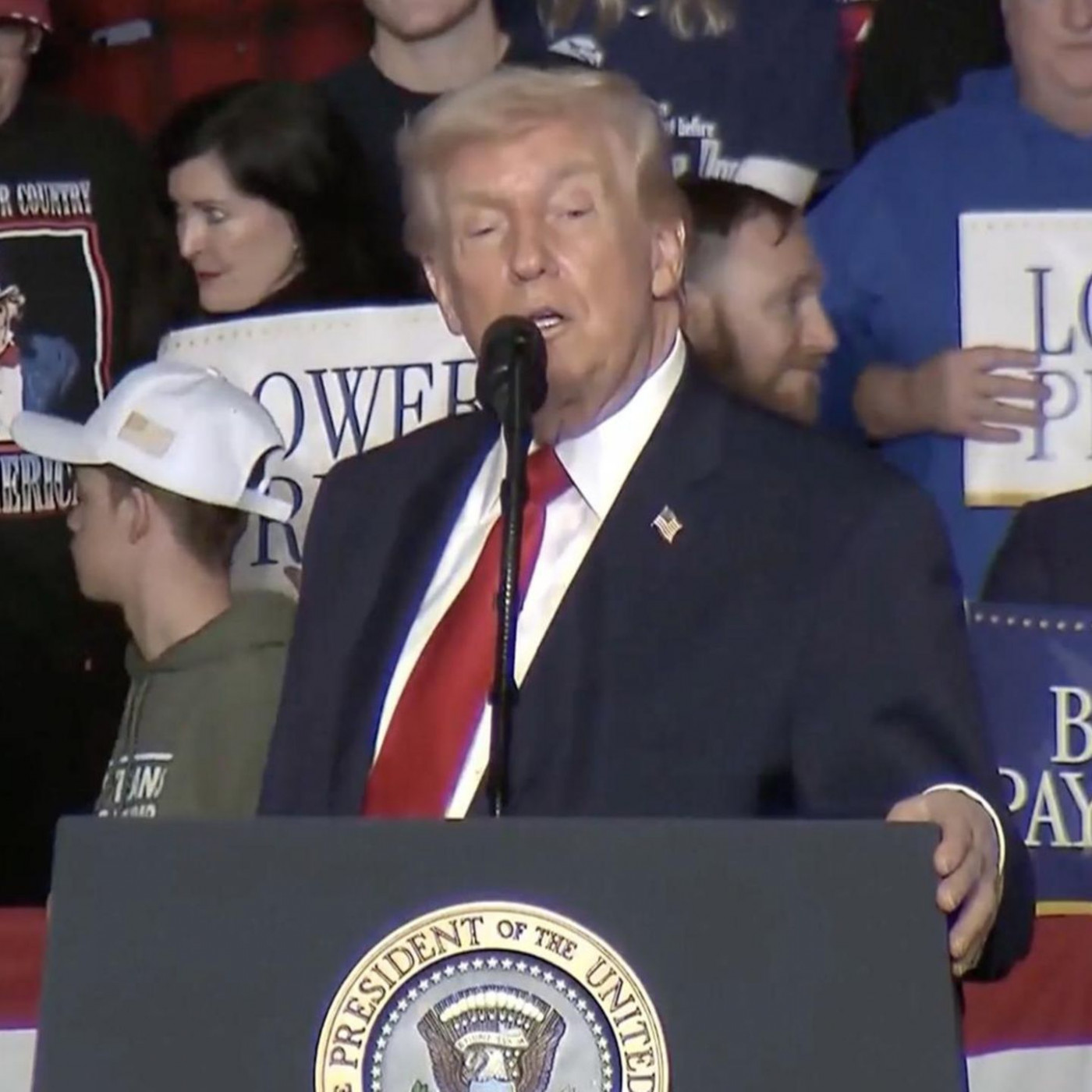 US-Kriegsflotte vor Iran in Stellung: "Eindruck, Trump will vom Inland ablenken"