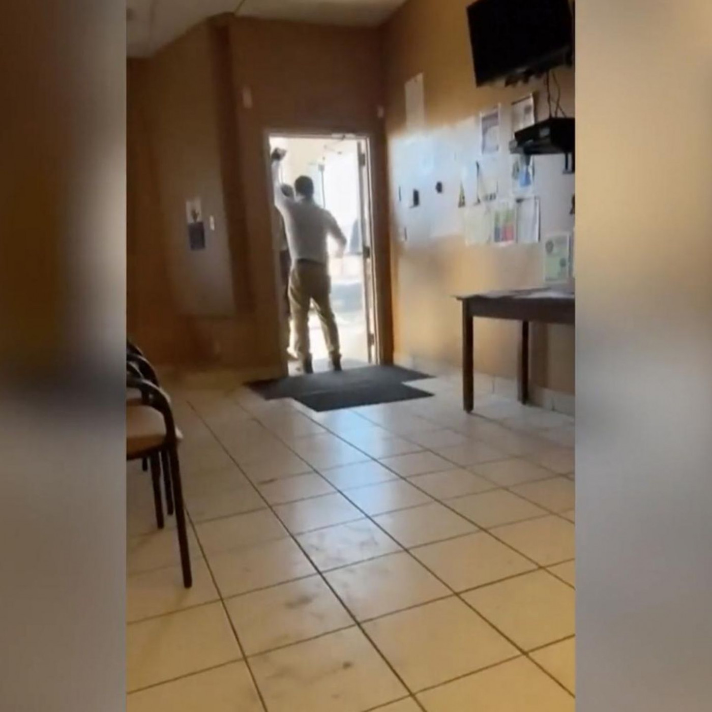 Vorfall im Video: ICE-Beamter versucht offenbar in Ecuadors Konsulat einzudringen