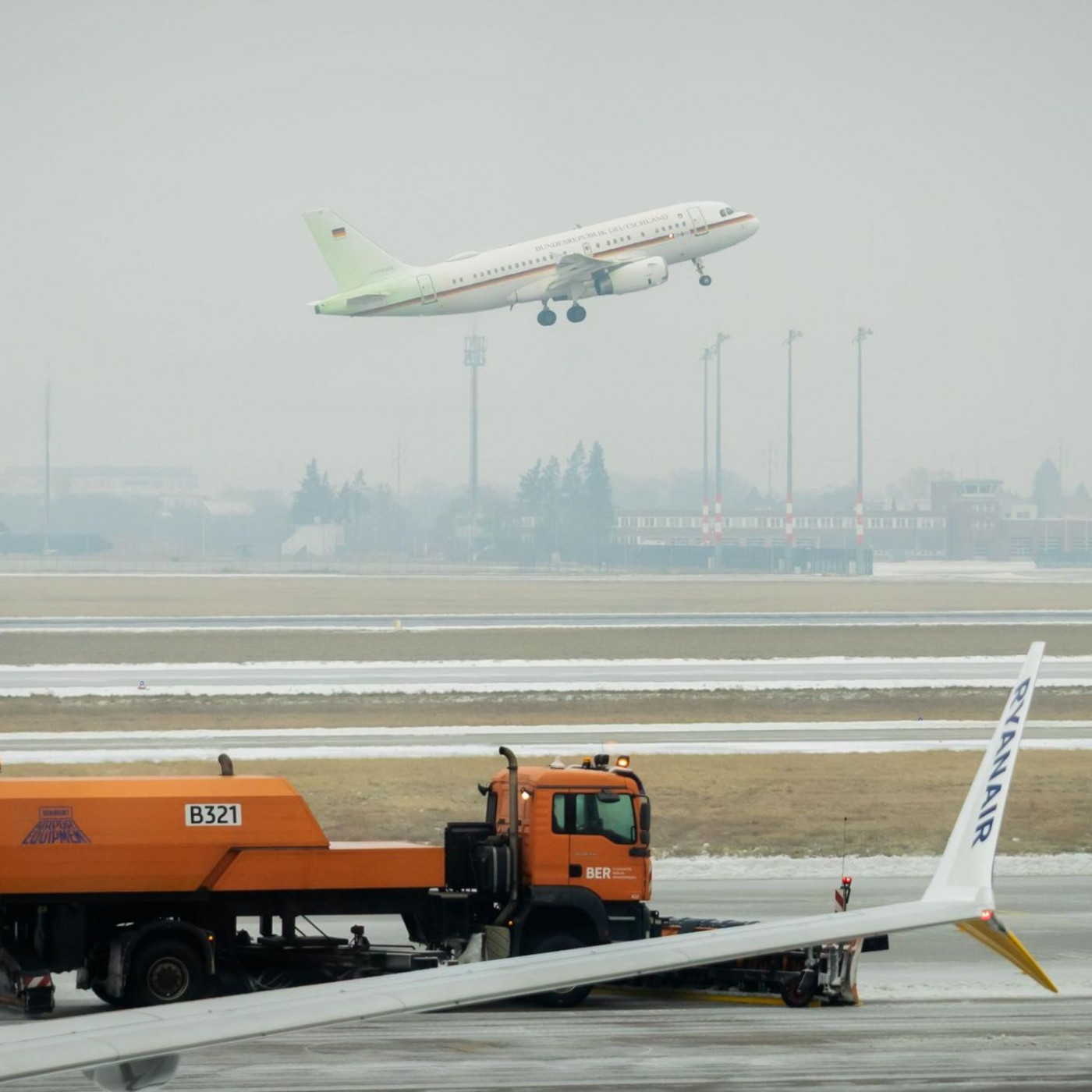 "Gefahr f&uuml;r Leib und Leben": Flughafen BER stellt Betrieb wegen Blitzeis ein
