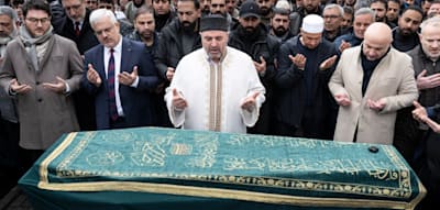 Mehr als 1000 Menschen bei Trauerfeier f&uuml;r Serkan C. &ndash; Ministerpr&auml;sident h&auml;lt emotionale Rede