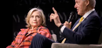 &bdquo;Lasst uns die Spielchen beenden&ldquo; &ndash; Clintons fordern ihre &ouml;ffentliche Anh&ouml;rung