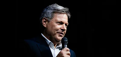 &bdquo;Waren Sie schlicht der Zeit voraus?&ldquo;, wird Robert Habeck dann gefragt