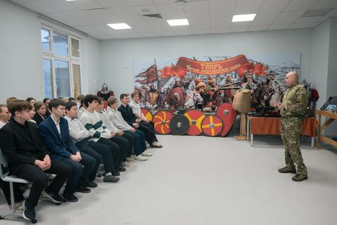 Mathe, Geografie, Sport. Und ein Soldat erz&auml;hlt vom Krieg