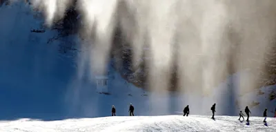 Oben Zirkus, unten Folklore &ndash; das ist Skifahren im bulgarischen Bansko