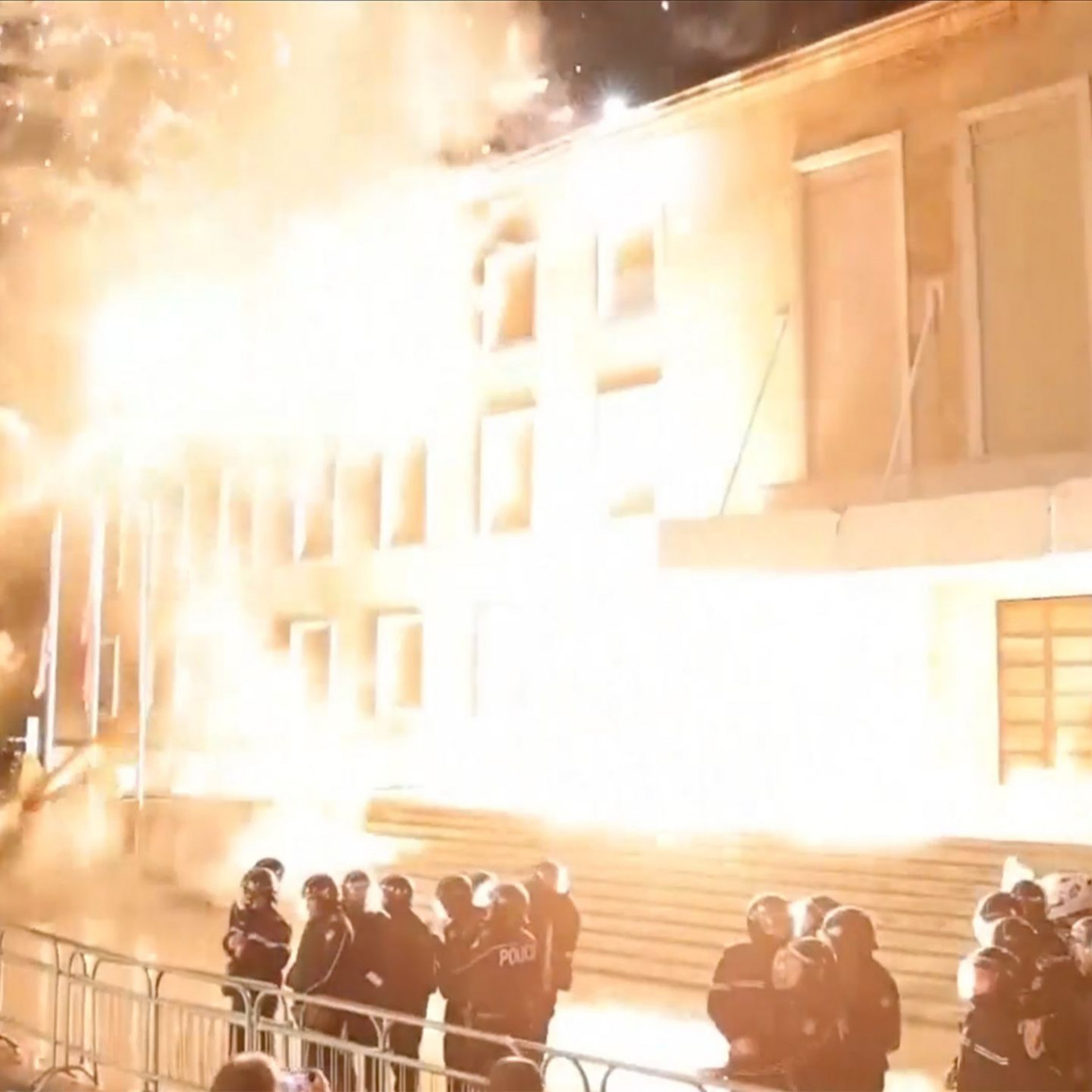 Molotow-Cocktails fliegen auf Regierungsgeb&auml;ude in Tirana