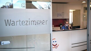 Trotz Akutsprechstunden: Warum Facharzttermine immer schwerer zu bekommen sind