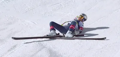 Auf einem Pl&uuml;sch-Hai liegend berichtet Vonn, dass sie sich kaum bewegen kann