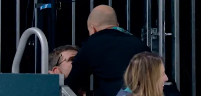 Vater von Eisschnelll&auml;ufer k&uuml;sst Olympia-Helfer die Brille kaputt