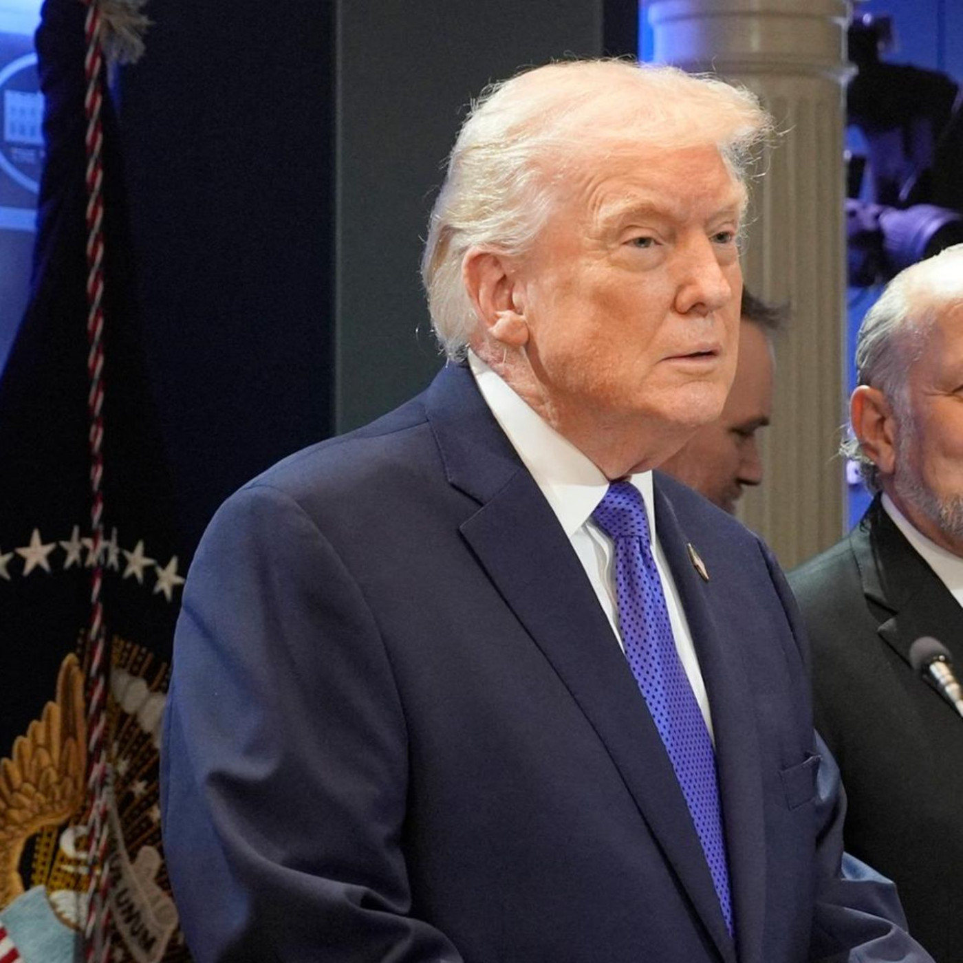 Trump k&uuml;ndigt neuen weltweiten Zoll von zehn Prozent an