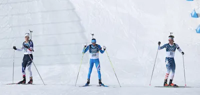 Pl&ouml;tzlich stoppen die drei Biathleten 50 Meter vor dem Ziel